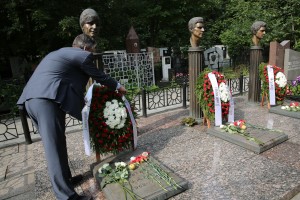 Возложение венков к памятникам погибшим в августе 1991