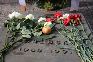 Возложение венков к памятникам погибшим в августе 1991 