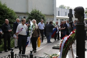 Возложение венков к памятникам погибшим в августе 1991