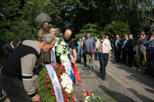 Возложение венков к памятникам погибшим в августе 1991