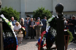 Возложение венков к памятникам погибшим в августе 1991