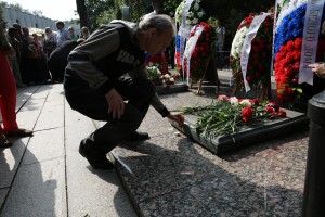 Возложение венков к памятникам погибшим в августе 1991