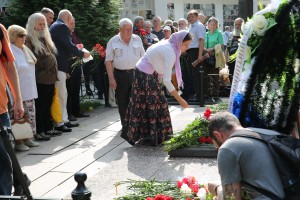 Возложение венков к памятникам погибшим в августе 1991
