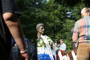 Возложение венков к памятникам погибшим в августе 1991