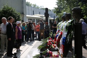 Возложение венков к памятникам погибшим в августе 1991