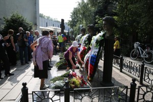 Возложение венков к памятникам погибшим в августе 1991