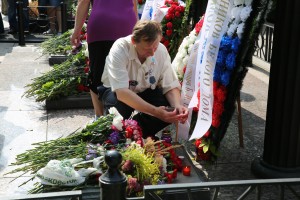 Возложение венков к памятникам погибшим в августе 1991