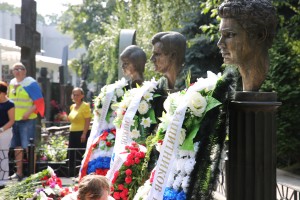 Возложение венков к памятникам погибшим в августе 1991