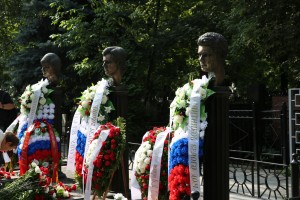 Возложение венков к памятникам погибшим в августе 1991 