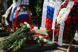 Возложение венков к памятникам погибшим в августе 1991