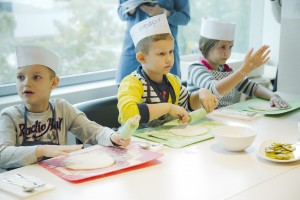 Мастер-класс в Детском кафе. Сева Васильев (слева)