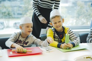 Мастер-класс в Детском кафе. Сева Васильев (слева) 