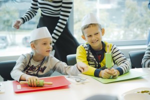 Мастер-класс в Детском кафе. Сева Васильев (слева) 