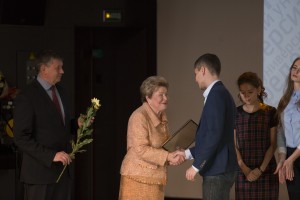 Наина Ельцина вручает именные стипендии студентам УрФУ