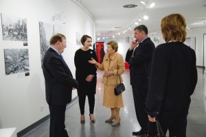 Наина Ельцина на фотовыставке «Август 91-го. Люди на площади»