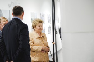 Наина Ельцина на фотовыставке «Август 91-го. Люди на площади»