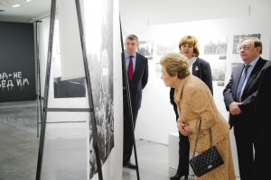 Наина Ельцина на фотовыставке «Август 91-го. Люди на площади»