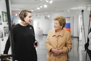 Наина Ельцина на фотовыставке «Август 91-го. Люди на площади»