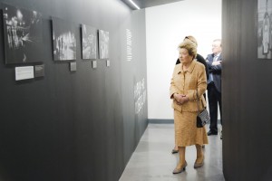 Наина Ельцина на фотовыставке «Август 91-го. Люди на площади»