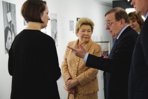 Наина Ельцина на фотовыставке «Август 91-го. Люди на площади»