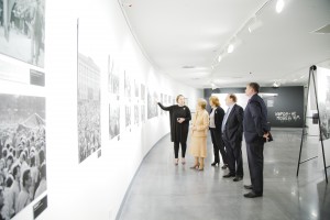 Наина Ельцина на фотовыставке «Август 91-го. Люди на площади»