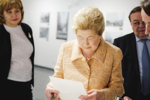 Наина Ельцина на фотовыставке «Август 91-го. Люди на площади»