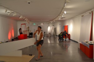 Монтаж выставки «Август 91-го. Люди на площади»