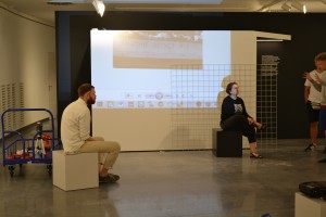 Монтаж выставки «Август 91-го. Люди на площади»