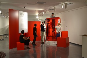 Монтаж выставки «Август 91-го. Люди на площади»