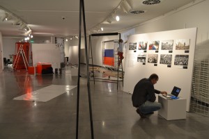 Монтаж выставки «Август 91-го. Люди на площади»