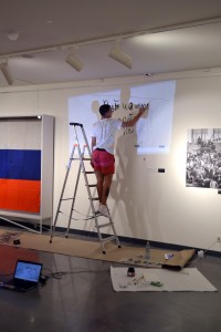 Монтаж выставки «Август 91-го. Люди на площади»