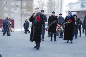 Наина Ельцина, Елена Окулова, Татьяна Юмашева. Возложение цветов к памятнику Борису Николаевичу Ельцину в Екатеринбурге