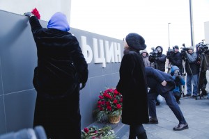 Наина Ельцина. Елена Окулова. Возложение цветов к памятнику Борису Николаевичу Ельцину в Екатеринбурге