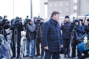 Евгений Куйвашев. Возложение цветов к памятнику Борису Николаевичу Ельцину в Екатеринбурге