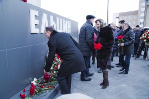 Возложение цветов к памятнику Борису Николаевичу Ельцину в Екатеринбурге