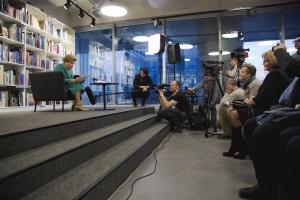 Наина Ельцина читает фрагменты своих мемуаров