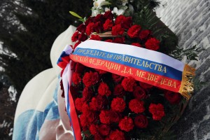 Возложение цветов к памятнику Бориса Ельцина на Новодевичьем кладбище