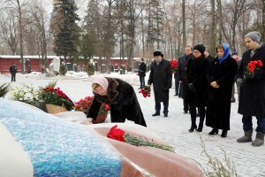 Возложение цветов к памятнику Бориса Ельцина на Новодевичьем кладбище