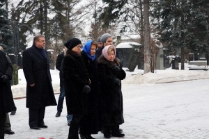 Возложение цветов к памятнику Бориса Ельцина на Новодевичьем кладбище