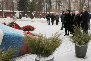 Возложение цветов к памятнику Бориса Ельцина на Новодевичьем кладбище