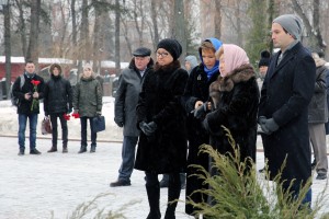 Возложение цветов к памятнику Бориса Ельцина на Новодевичьем кладбище