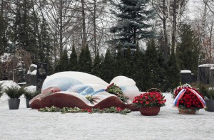 Возложение цветов к памятнику Бориса Ельцина на Новодевичьем кладбище
