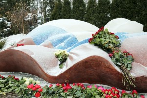 Возложение цветов к памятнику Бориса Ельцина на Новодевичьем кладбище