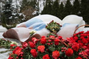 Возложение цветов к памятнику Бориса Ельцина на Новодевичьем кладбище