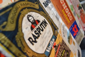 Любительский альбом с этикетками и обертками товаров начала 1990-х гг. Архив Президентского центра Б.Н. Ельцина