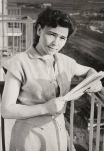 Наина Иосифовна Ельцина на балконе. Фотографии из личного архива (archive078)