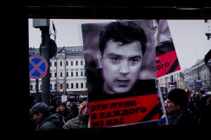 Кадр из фильма «Слишком свободный человек». Траурный митинг памяти Бориса Немцова