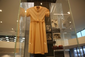 Стенд в галерее «Вне политики». Свадебное платье Наины Иосифовны Ельциной (в девичестве Гириной)