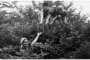 Клавдия Васильевна Ельцина и Наина Ельцина с дочерьми Еленой и Татьяной в саду дома в Бутке. 1967. Из семейного архива Ельциных