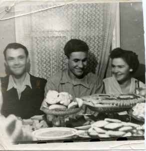 Борис и Наина Ельцины за свадебным столом в доме родителей невесты. Оренбург. 1956. Из семейного архива Ельциных / Из семейного архива Ельциных